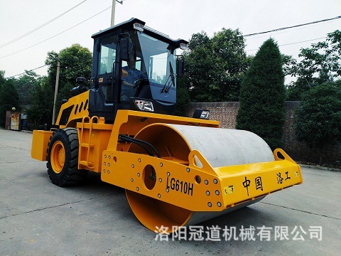 全液壓無級變速振動(dòng)壓路機(jī)