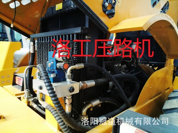 全液壓無級變速振動(dòng)壓路機(jī)