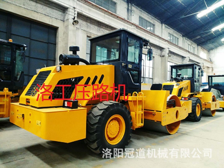 全液壓無級變速振動(dòng)壓路機(jī)