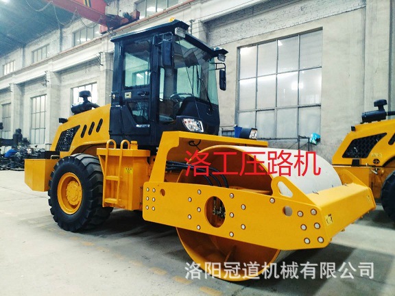 全液壓無級變速振動(dòng)壓路機(jī)