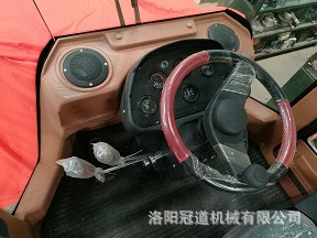 全液壓無級變速振動(dòng)壓路機(jī)