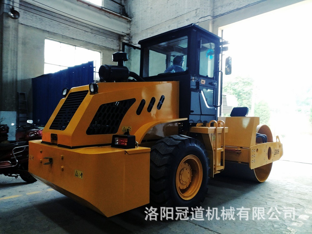 全液壓無級變速振動(dòng)壓路機(jī)