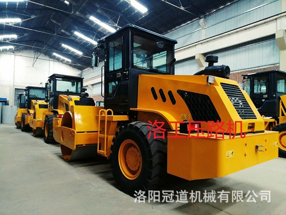 全液壓無級變速振動(dòng)壓路機(jī)